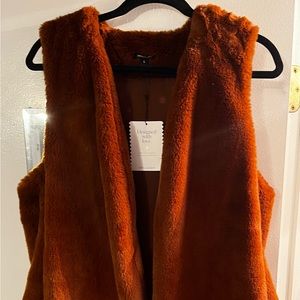 Stella & Dot faux fur vest. Cognac Rusty-Brown L